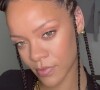 Rihanna donne des conseils beauté avec les produits de sa marque de cosmétiques Fenty dans un tutoriel. Los Angeles.