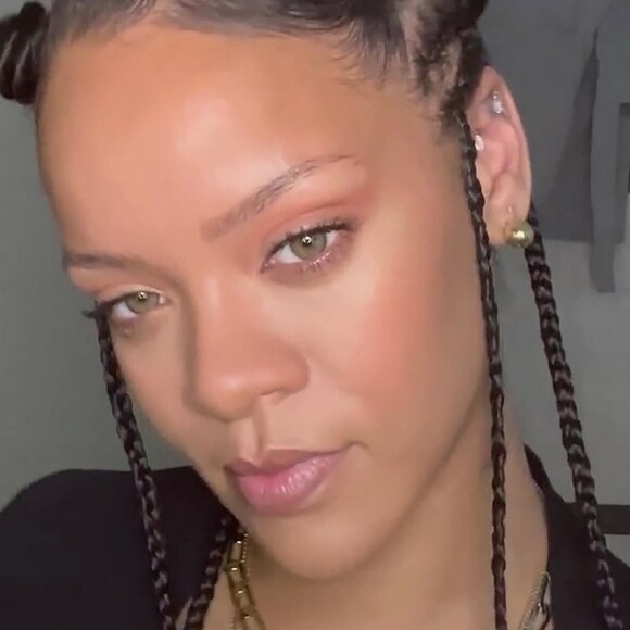 Rihanna donne des conseils beauté avec les produits de sa marque de cosmétiques Fenty dans un tutoriel. Los Angeles.