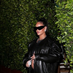 Exclusif - Rihanna, enceinte, quitte le restaurant Giorgio Baldi ou elle a dîné avec des amis à Santa Monica, le 12 mars 2022. 
