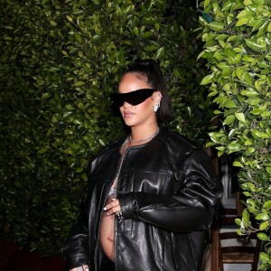 Exclusif - Rihanna, enceinte, quitte le restaurant Giorgio Baldi ou elle a dîné avec des amis à Santa Monica, le 12 mars 2022. 