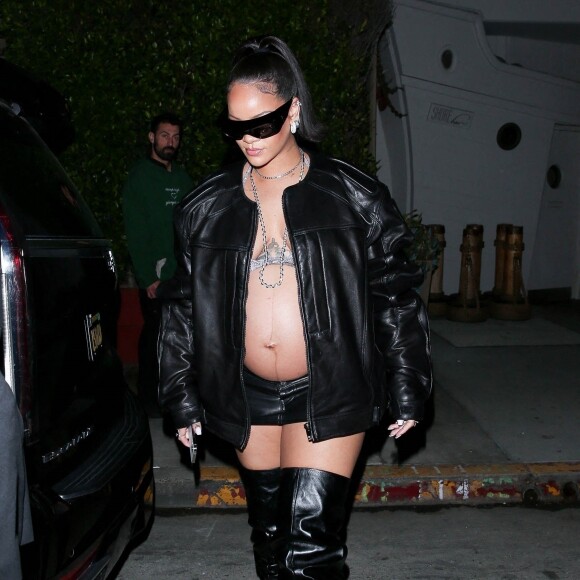 Exclusif - Rihanna, enceinte, quitte le restaurant Giorgio Baldi ou elle a dîné avec des amis à Santa Monica, le 12 mars 2022. 