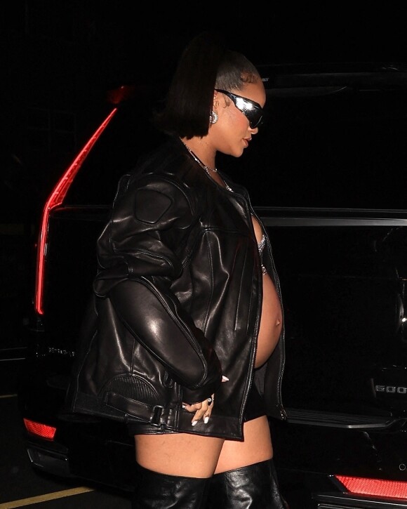 Exclusif - Rihanna enceinte quitte le restaurant Giorgio Baldi, à Santa Monica le 12 mars 2022. 