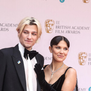 Millie Bobby Brown et son petit ami Jake Bongiovi assistent à la cérémonie des BAFTA 2022 (British Academy Film Awards) au Royal Albert Hall à Londres, le 13 mars 2022.