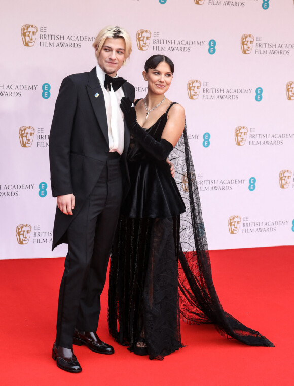 Millie Bobby Brown et son petit ami Jake Bongiovi assistent à la cérémonie des BAFTA 2022 (British Academy Film Awards) au Royal Albert Hall à Londres, le 13 mars 2022.
