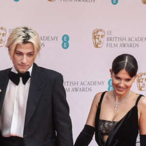 Millie Bobby Brown et son petit ami Jake Bongiovi assistent à la cérémonie des BAFTA 2022 (British Academy Film Awards) au Royal Albert Hall à Londres, le 13 mars 2022.