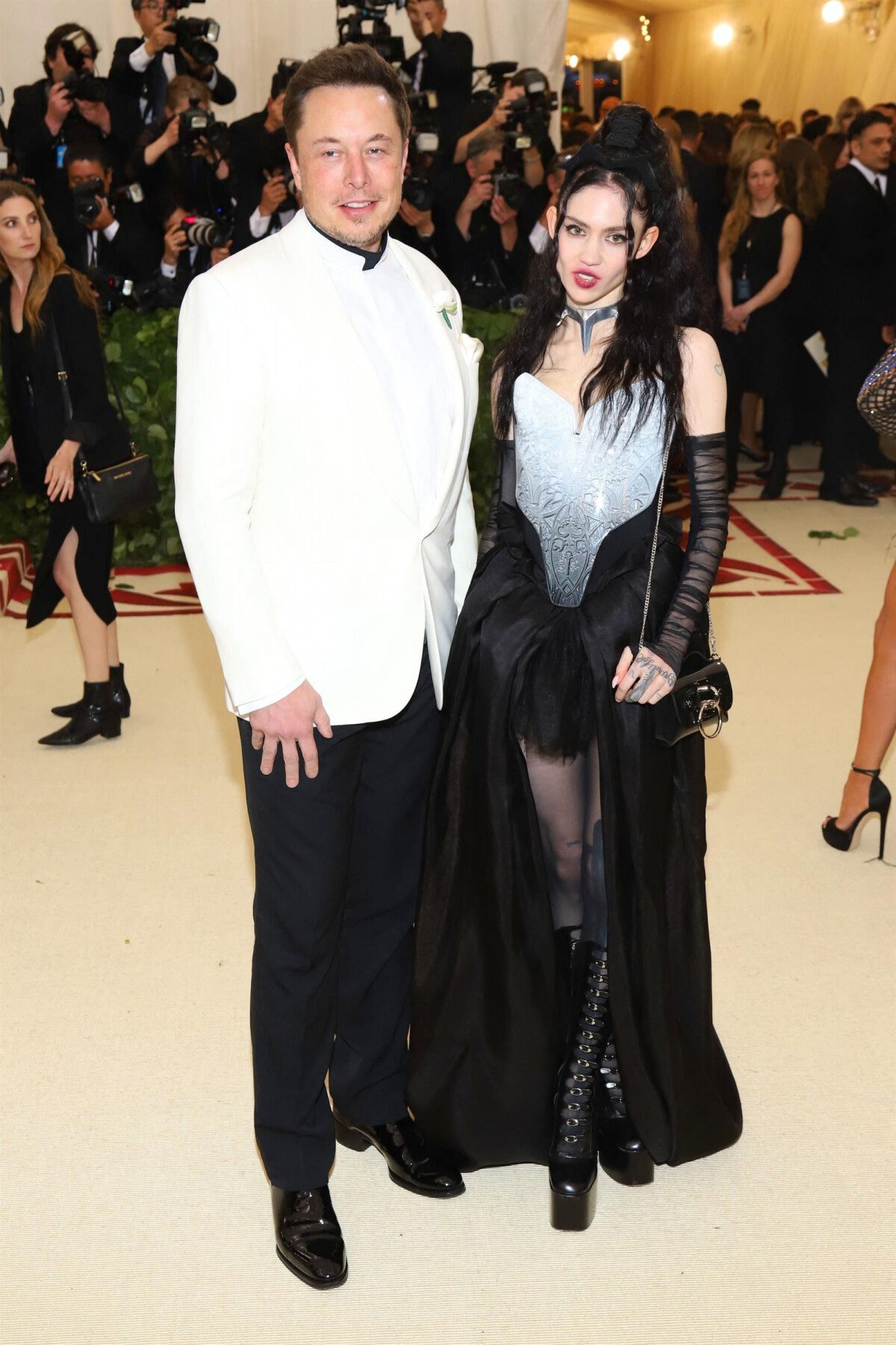 Photo : Elon Musk et sa compagne Grimes au tout début de leur relation, au  Met Gala à New York. - Purepeople