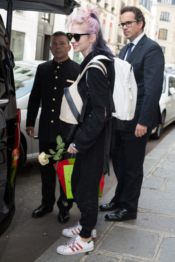 La chanteuse canadienne Grimes (Claire Boucher) et son petit ami sortant du palace le Bristol le 8 octobre 2015 à Paris.
