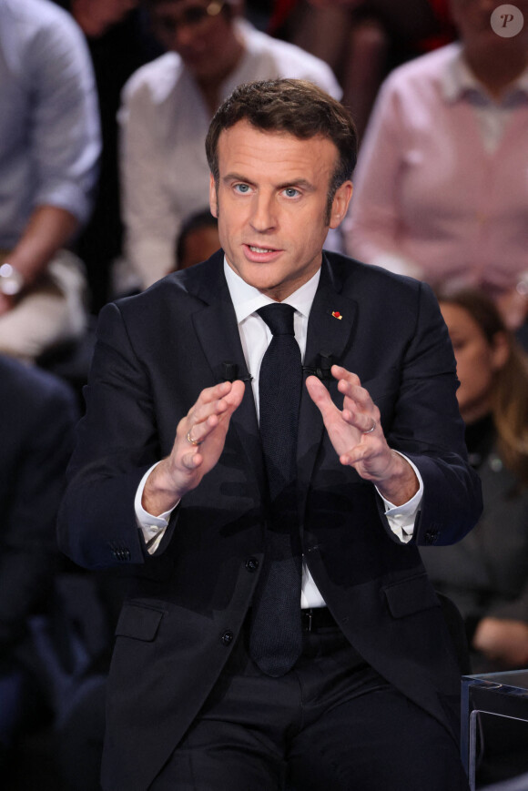 Le président Emmanuel Macron - Les candidats à l'élection présidentielle sont sur le plateau de l'émission "La France face à la guerre" sur TF1 le 14 mars 2022.