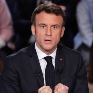 Le président Emmanuel Macron - Les candidats à l'élection présidentielle sont sur le plateau de l'émission "La France face à la guerre" sur TF1 le 14 mars 2022.