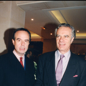 Frédéric Mitterrand et son frère Jean-Gabriel Mitterrand lors d'un dîner Chanel à Paris en 1997