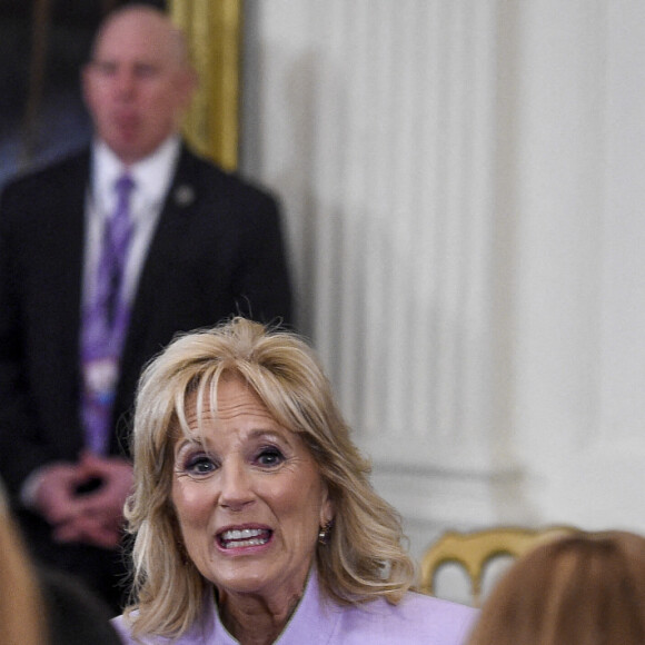 Joe Biden reçoit des participants à la Maison Blanche, en compagnie de sa femme Jill, dans le cadre de l'évènement Equal Pay Day, le 15 mars 2022, à Washington.