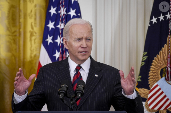 Joe Biden reçoit des participants à la Maison Blanche, en compagnie de sa femme Jill, dans le cadre de l'évènement Equal Pay Day, le 15 mars 2022, à Washington.