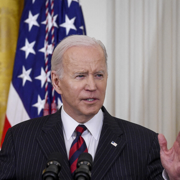 Joe Biden reçoit des participants à la Maison Blanche, en compagnie de sa femme Jill, dans le cadre de l'évènement Equal Pay Day, le 15 mars 2022, à Washington.