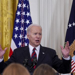 Joe Biden reçoit des participants à la Maison Blanche, en compagnie de sa femme Jill, dans le cadre de l'évènement Equal Pay Day, le 15 mars 2022, à Washington.