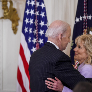 Joe Biden reçoit des participants à la Maison Blanche, en compagnie de sa femme Jill, dans le cadre de l'évènement Equal Pay Day, le 15 mars 2022, à Washington.