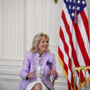 Joe Biden reçoit des participants à la Maison Blanche, en compagnie de sa femme Jill, dans le cadre de l'évènement Equal Pay Day, le 15 mars 2022, à Washington.