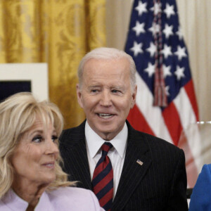 Joe Biden reçoit des participants à la Maison Blanche, en compagnie de sa femme Jill, dans le cadre de l'évènement Equal Pay Day, le 15 mars 2022, à Washington.