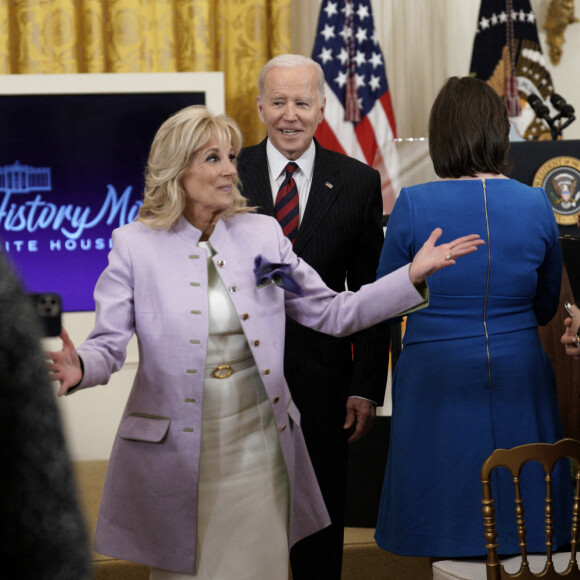 Joe Biden reçoit des participants à la Maison Blanche, en compagnie de sa femme Jill, dans le cadre de l'évènement Equal Pay Day, le 15 mars 2022, à Washington.