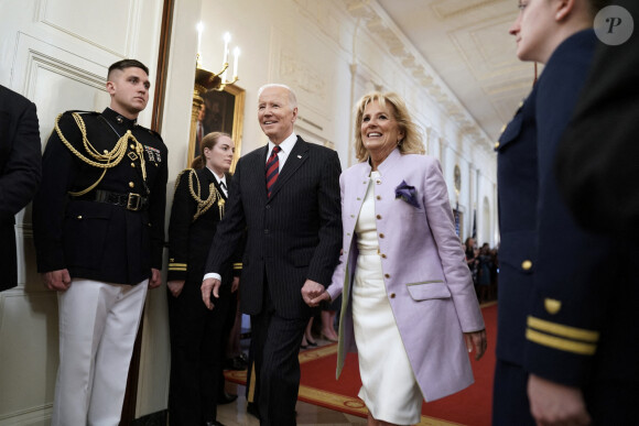 Joe Biden reçoit des participants à la Maison Blanche, en compagnie de sa femme Jill, dans le cadre de l'évènement Equal Pay Day, à Washington.