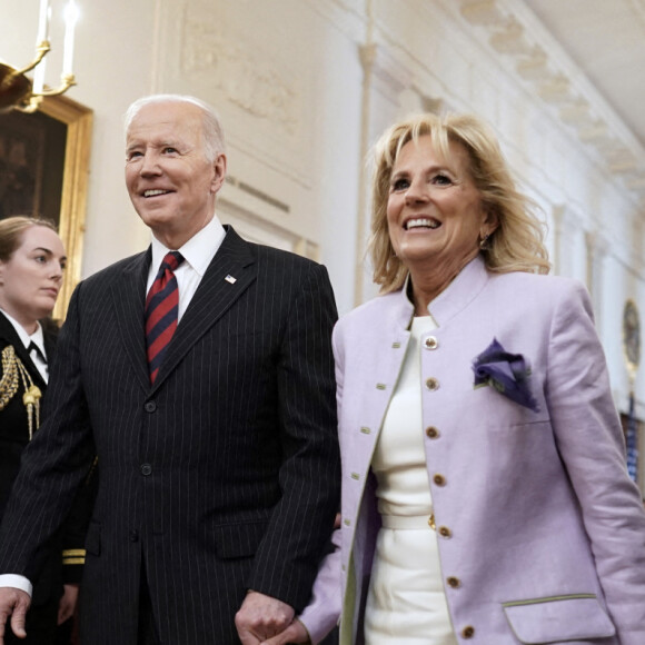 Joe Biden reçoit des participants à la Maison Blanche, en compagnie de sa femme Jill, dans le cadre de l'évènement Equal Pay Day, à Washington.