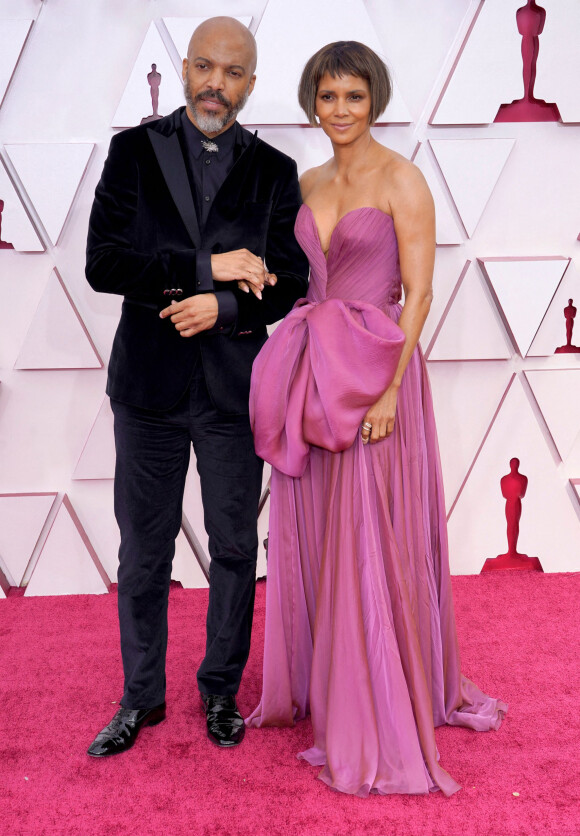 Halle Berry et son compagnon Van Hunt - Photocall - 93ème cérémonie des Oscars dans la gare Union Station à Los Angeles, le 25 avril 2021.