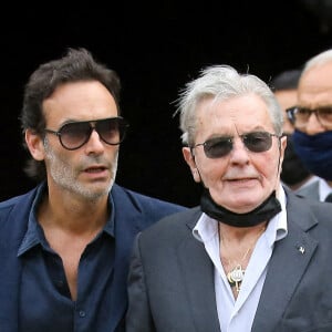 Alain Delon et son fils Anthony - Obsèques de Jean-Paul Belmondo en l'église Saint-Germain-des-Prés, à Paris le 10 septembre 2021. © Dominique Jacovides / Bestimage