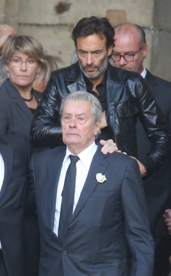 Alain Delon, Anthony Delon, le fils de Pascal Desprez - Sorties des obsèques de Mireille Darc en l'église Saint-Sulpice à Paris. Le 1er septembre 2017