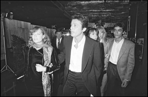 Romy Schneider, Alain Delon, Anne Parillaud, Mireille Darc et Anthony Delon à la première du film "Pour la peau d'un film" en 1981. 