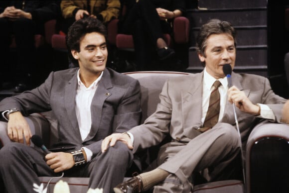 En France, à Paris, sur le plateau de Sacrée Soirée, Anthony Delon et son père Alain Delon en décembre 1988.