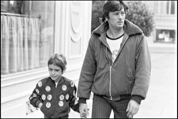 Alain Delon et son fils Anthony dans Paris en 1972. 