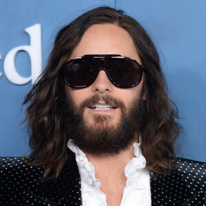 Jared Leto assiste à l'avant-première de la série "WeCrashed" à l'Academy Museum Of Motion Pictures, entièrement habillé en Gucci. Los Angeles, le 17 mars 2022.