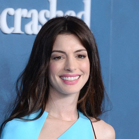 Anne Hathaway assiste à l'avant-première de la série "WeCrashed" à l'Academy Museum Of Motion Pictures, habillée d'une robe David Koma. Los Angeles, le 17 mars 2022.