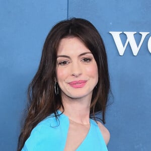 Anne Hathaway assiste à l'avant-première de la série "WeCrashed" à l'Academy Museum Of Motion Pictures, habillée d'une robe David Koma. Los Angeles, le 17 mars 2022.