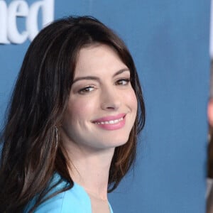 Anne Hathaway assiste à l'avant-première de la série "WeCrashed" à l'Academy Museum Of Motion Pictures, habillée d'une robe David Koma. Los Angeles, le 17 mars 2022.