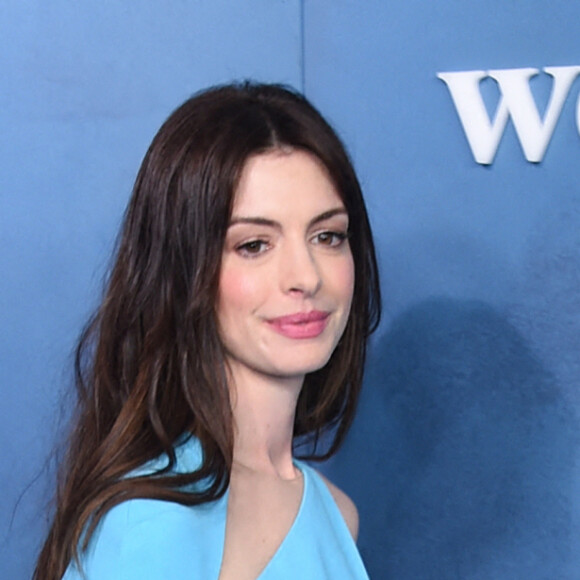 Anne Hathaway assiste à l'avant-première de la série "WeCrashed" à l'Academy Museum Of Motion Pictures, habillée d'une robe David Koma. Los Angeles, le 17 mars 2022.