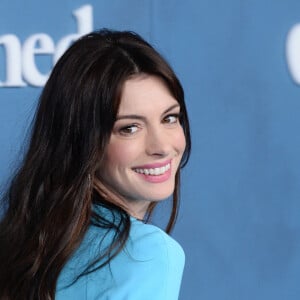 Anne Hathaway assiste à l'avant-première de la série "WeCrashed" à l'Academy Museum Of Motion Pictures, habillée d'une robe David Koma. Los Angeles, le 17 mars 2022.