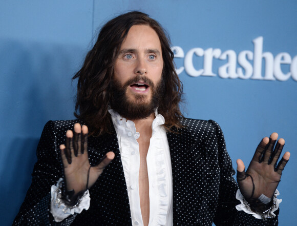 Jared Leto assiste à l'avant-première de la série "WeCrashed" à l'Academy Museum Of Motion Pictures, entièrement habillé en Gucci. Los Angeles, le 17 mars 2022.