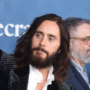 Jared Leto assiste à l'avant-première de la série "WeCrashed" à l'Academy Museum Of Motion Pictures, entièrement habillé en Gucci. Los Angeles, le 17 mars 2022.