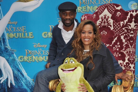 Après s'être livrés une guerre sans merci, Amel Bent et Passi ont finalement enterré la hache de guerre et ne sont pas quittés de la soirée lors de l'avant-première de La Princesse et La Grenouille au Grand Rex à Paris le 17 janvier 2010