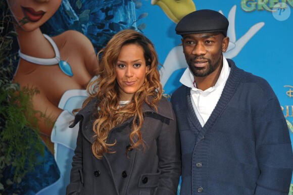 Après s'être livrés une guerre sans merci, Amel Bent et Passi ont finalement enterré la hache de guerre et ne sont pas quittés de la soirée lors de l'avant-première de La Princesse et La Grenouille au Grand Rex à Paris le 17 janvier 2010