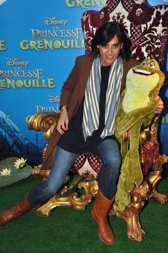 Inès de la Fressange en compagnie d'une charmante grenouille lors de l'avant-première de La Princesse et La Grenouille au Grand Rex à Paris le 17 janvier 2010