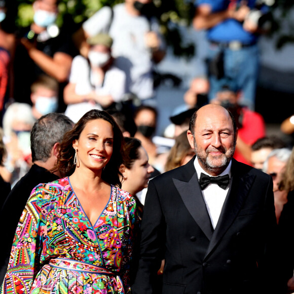 Kad Merad et sa compagne Julia Vignali - Montée des marches du film " OSS 117 : Alerte rouge en Afrique Noire " lors du 74ème Festival International du Film de Cannes. Le 17 juillet 2021 © Borde-Jacovides-Moreau / Bestimage 