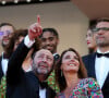 Kad Merad et sa compagne Julia Vignali - Montée des marches du film " OSS 117 : Alerte rouge en Afrique Noire " lors du 74ème Festival International du Film de Cannes. Le 17 juillet 2021 ©