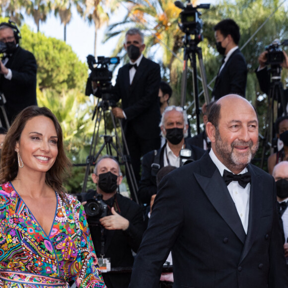 Kad Merad et sa compagne Julia Vignali - Montée des marches du film " OSS 117 : Alerte rouge en Afrique Noire " lors du 74ème Festival International du Film de Cannes. Le 17 juillet 2021 © Borde-Jacovides-Moreau / Bestimage 