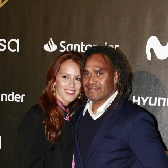 Christian Karembeu et sa compagne Jackie Chamoun au photocall de la cérémonie des "Laureus Spain Marca Sport for Good Honor Awards" à Séville, le 14 novembre 2021.