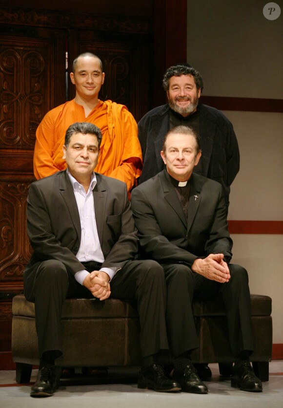 Roland Giraud donne depuis janvier 2009 la pièce Bonté divine, dans une mise en scène de Christophe Lidon...