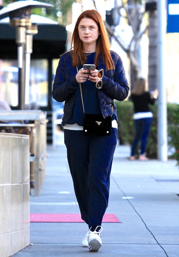 Bonnie Wright se promène avec son téléphone à la main à Beverly Hills Los Angeles.