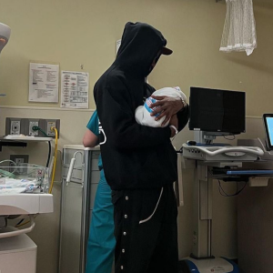 Travis Scott et son fils, après l'accouchement de Kylie Jenner. Le 2 février 2022 (photo publiée le 21 mars 2022).