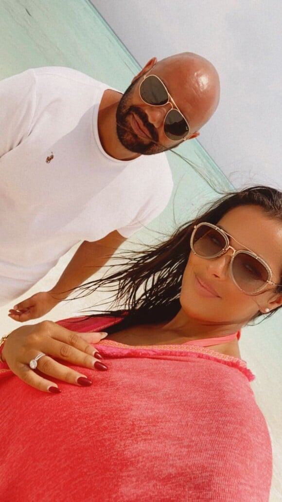 Nawel Debbouze, la petite soeur de Jamel Debbouze, et son fiancé Fouad Ben Kouider en vacances aux Maldives. Mars 2022.