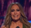 Jennifer Lopez reçoit un Icon Award sur la scène des "iHeartRadio Music Awards", sous le regard de son compagnon Ben Affleck et de sa fille Emme. Los Angeles, le 22 mars 2022. 